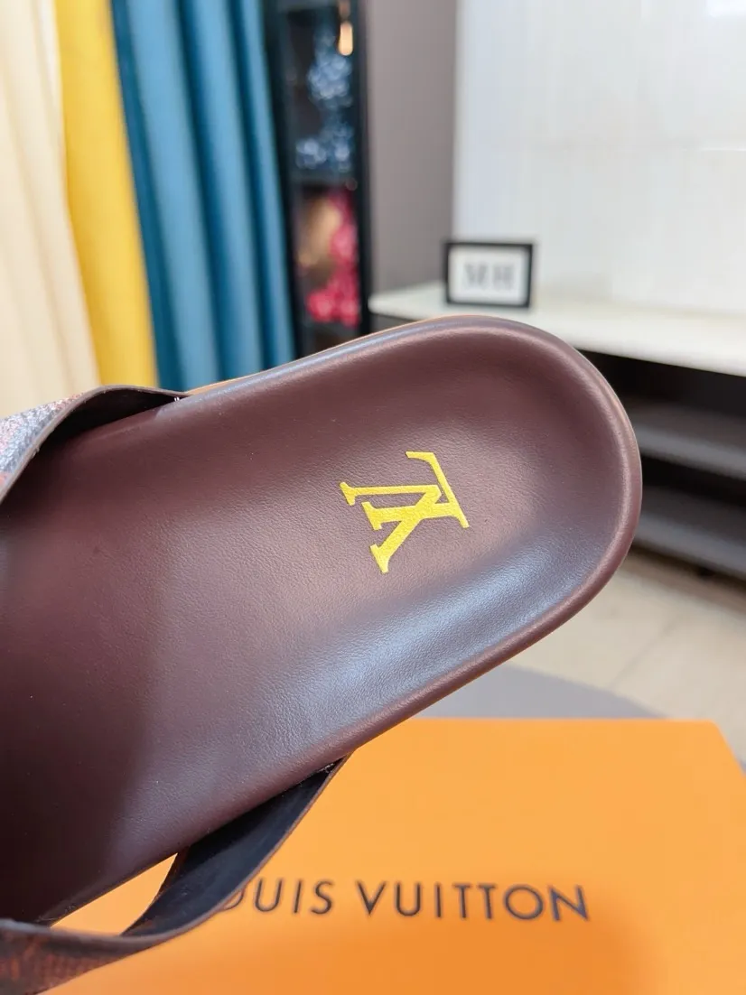 Men's shoes💰300🌹🌹【LV】Multi-color new men's slippers, original top-quality version, original special cowhide with pebbled embossing➕sheepskin on the inner and side, non-slip combination sole, more stable walking, more comfortable and lightweight, high-end and generous, size: 38~44